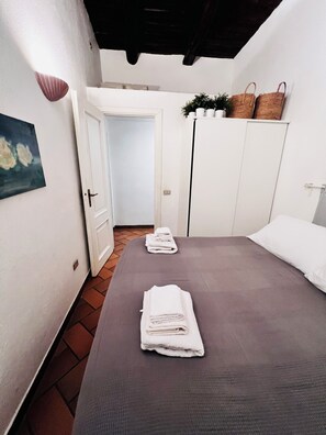 1 slaapkamer, een strijkplank/strijkijzer, gratis wifi, beddengoed