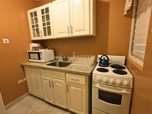 Kylskåp, mikrovågsugn, ugn och spishäll