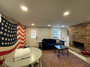 TV connectée, cheminée, livres