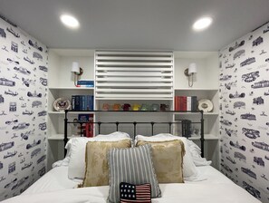 1 chambre, bureau, fer et planche à repasser, lit parapluie