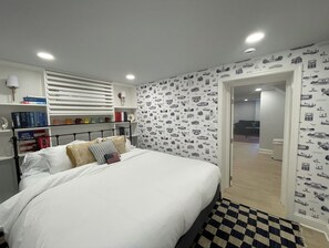 1 Schlafzimmer, Schreibtisch, Bügeleisen/Bügelbrett, Reisekinderbett