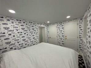1 多间卧室、办公桌、熨斗/熨衣板、旅行婴儿床