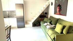 Living area - Alice's house, a cozy and centrally located studio apartment in the heart of Naples (Napoli)