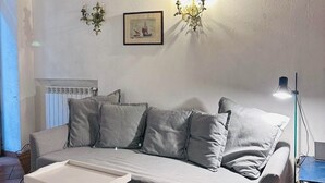 Living area - Alice's house, a cozy and centrally located studio apartment in the heart of Naples (Napoli)
