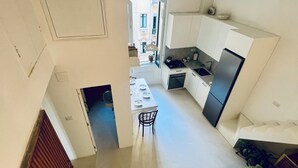 Living area - Alice's house, a cozy and centrally located studio apartment in the heart of Naples (Napoli)
