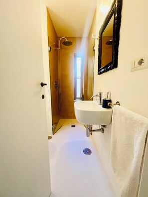Shower, hair dryer, bidet, towels - Alice's house, a cozy and centrally located studio apartment in the heart of Naples (Napoli)