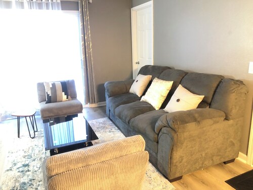 2 BR 2 BA Cozy Retreat Near Everything