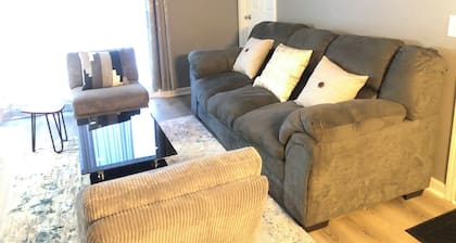 2 BR 2 BA Cozy Retreat Near Everything