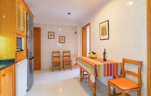 Ovn, kokeplater, oppvaskmaskin og kaffetrakter/tekoker