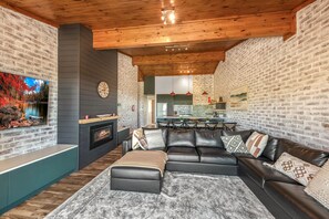 TV, fireplace - Lawlers 41- Family holidays (Mount Hotham)