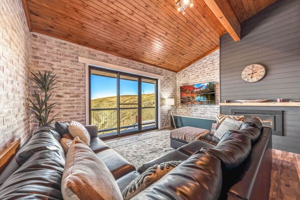 TV, fireplace - Lawlers 41- Family holidays (Mount Hotham)