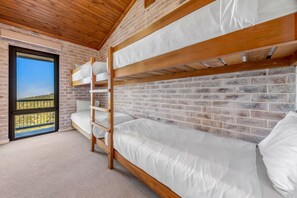 4 bedrooms, iron/ironing board, internet