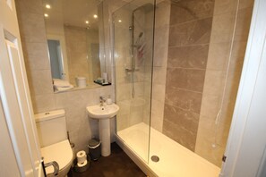 Douche, sèche-cheveux, serviettes fournies, savon