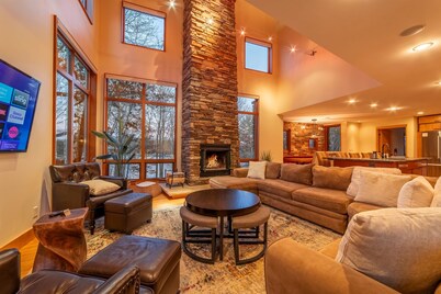 Luxe Lakefront Estate near Minneapolis, Hot Tub, Sauna, Kayaks, Sleeps up to 20