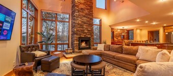 Luxe Lakefront Estate near Minneapolis, Hot Tub, Sauna, Kayaks, Sleeps up to 20