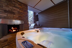 Outdoor spa tub - Luxe Lakefront Estate near Minneapolis, Hot Tub, Sauna, Kayaks, Sleeps up to 20 (Baldwin)