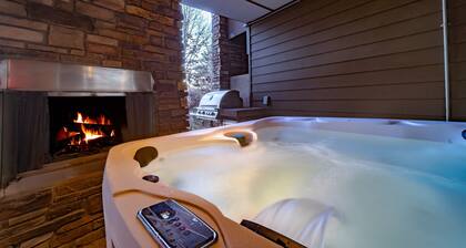 Luxe Lakefront Estate near Minneapolis, Hot Tub, Sauna, Kayaks, Sleeps up to 20