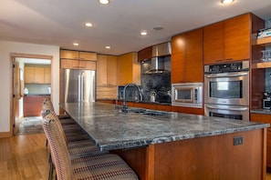 Geladeira, micro-ondas, fogão, cooktop