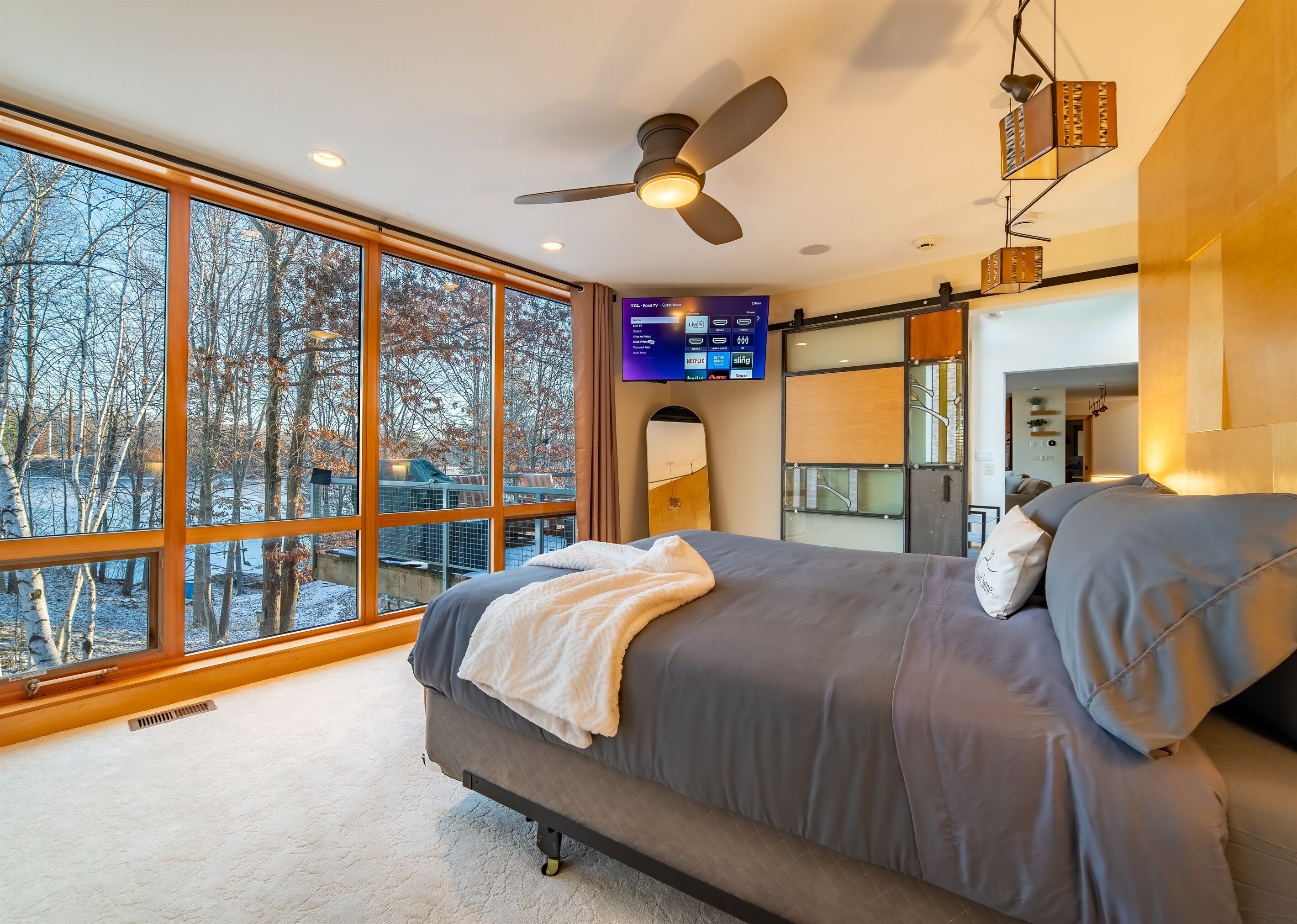 7 室のベッドルーム、デスク、アイロン / アイロン台、旅行用ベビーベッド