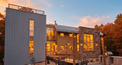Luxe Lakefront Estate near Minneapolis, Hot Tub, Sauna, Kayaks, Sleeps up to 20
