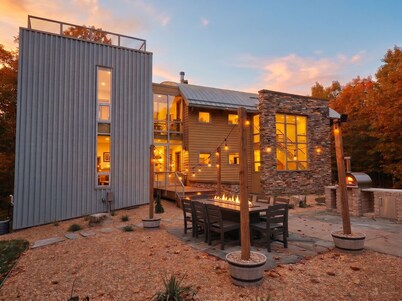 Luxe Lakefront Estate near Minneapolis, Hot Tub, Sauna, Kayaks, Sleeps up to 20