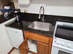 Kylskåp, mikrovågsugn, ugn och spishäll