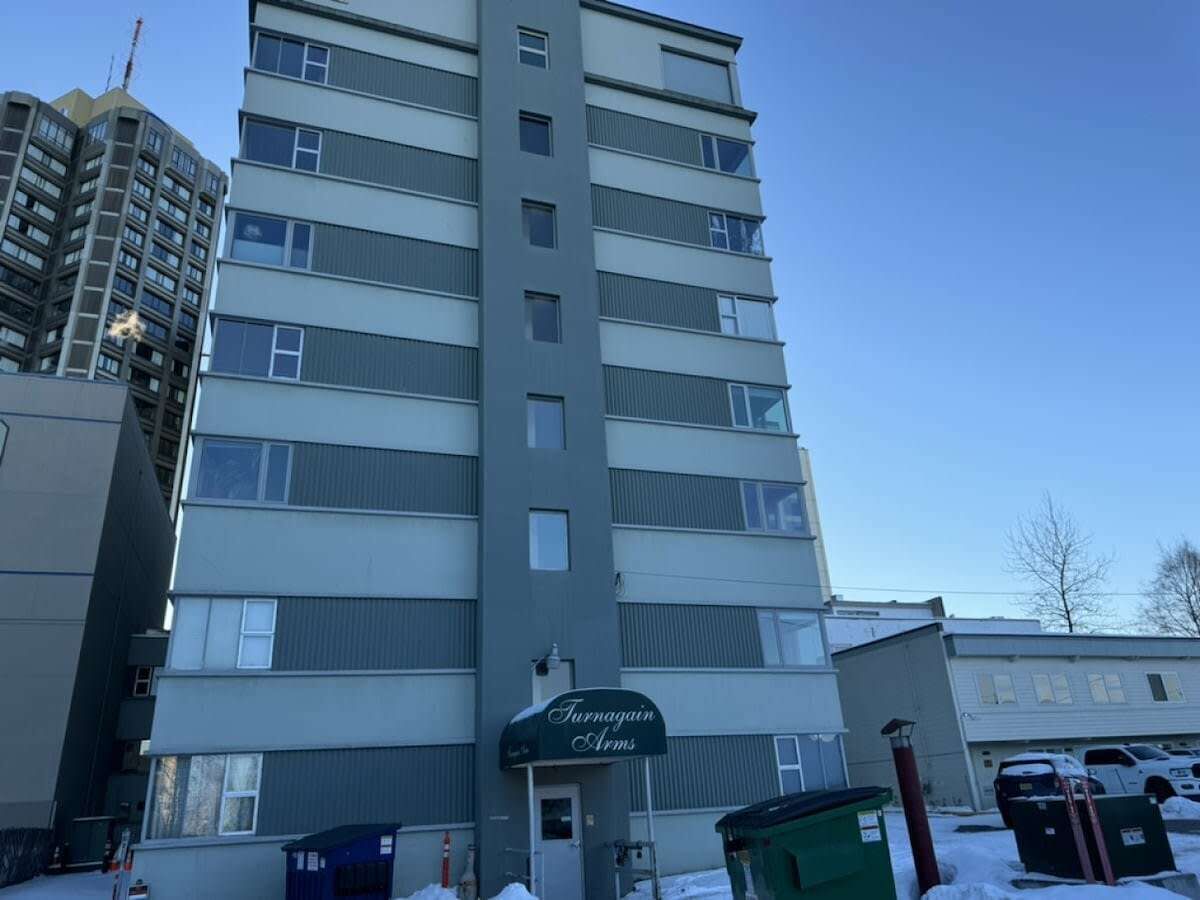 Un immeuble à plusieurs étages, sur lequel on peut lire l’enseigne de l’hôtel « Turnagain Arms ».