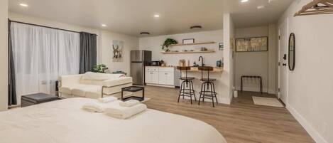 Iron/ironing board, WiFi, bed sheets