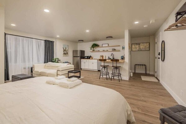 Iron/ironing board, WiFi, bed sheets - Modern Studio Located in the Center of Downtown (Anchorage)