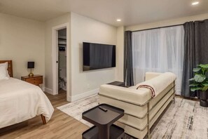 Iron/ironing board, WiFi, bed sheets - Modern Studio Located in the Center of Downtown (Anchorage)