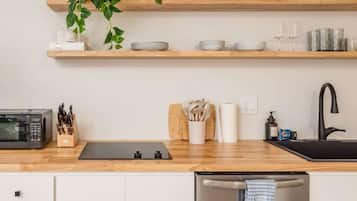 Jääkaappi, mikroaaltouuni, liesi, astianpesukone