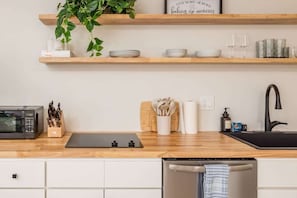 Kjøleskap, mikrobølgeovn, kokeplater og oppvaskmaskin