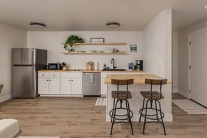 Fridge, microwave, stovetop, dishwasher