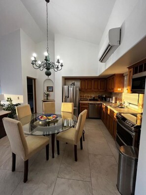 Fridge, microwave, oven, stovetop - Penthouse with Million Dollar Los Cabos Arch Views. (Cabo San Lucas)