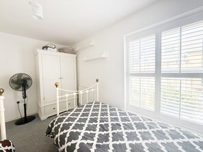 4 habitaciones, tabla de planchar con plancha, wifi y ropa de cama