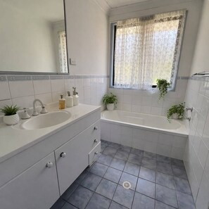 Hiustenkuivaaja, pyyhkeet, saippua, vessapaperi