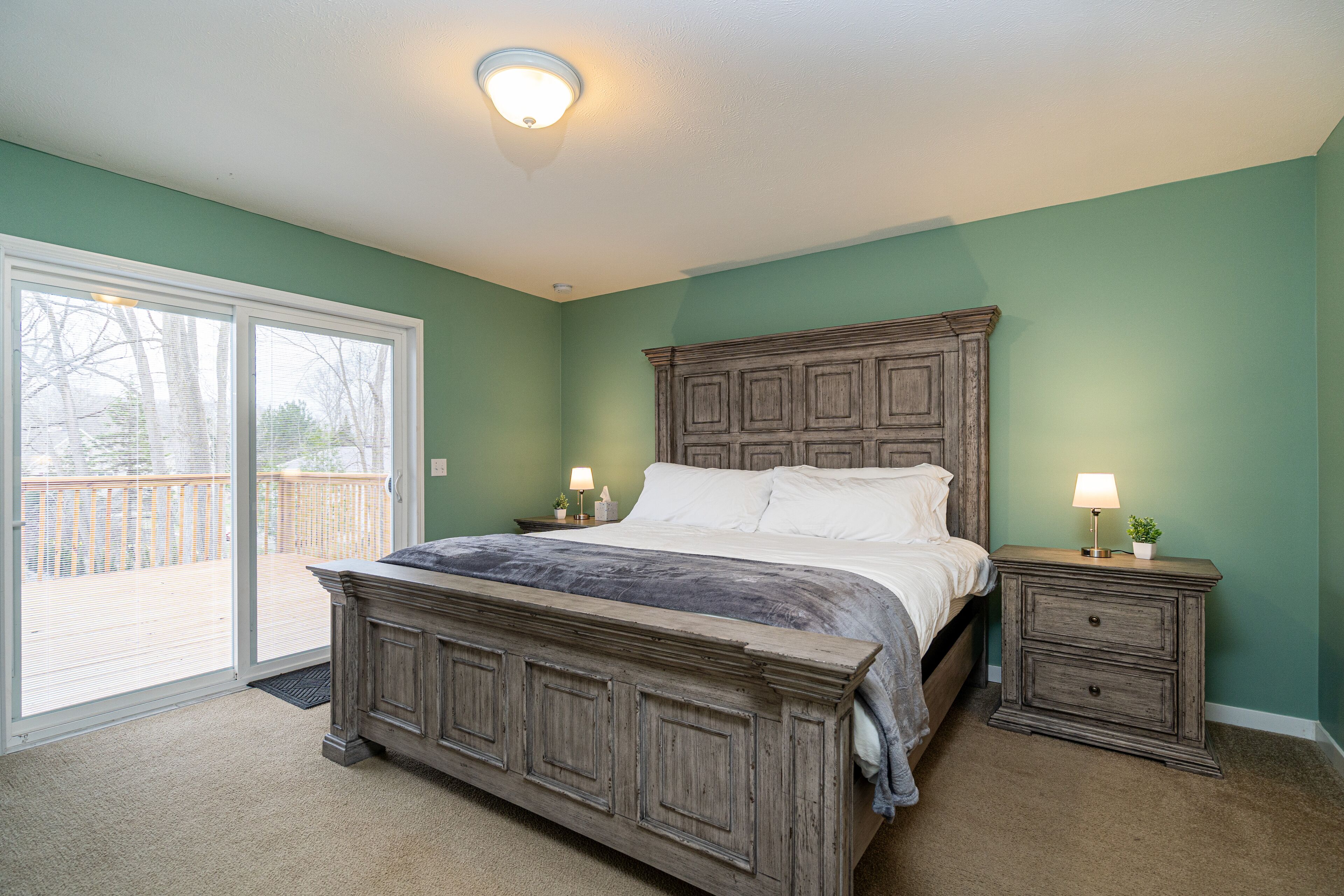 4 soverom, skrivebord, strykejern/-brett og reiseseng for barn