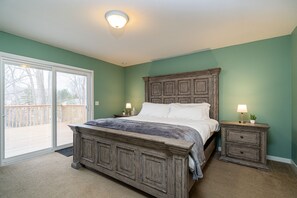 4 bedrooms, desk, iron/ironing board, travel crib