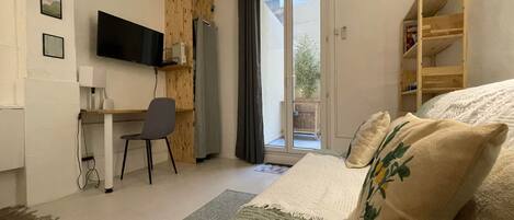 Desk, free WiFi, bed sheets