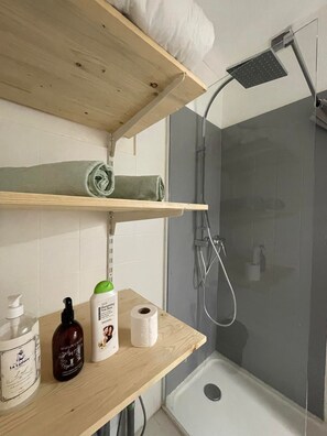 مجففات شعر، مناشف، صابون، شامبو