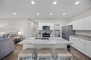 Fridge, microwave, oven, stovetop - 4-bedroom Chalet Overlooking Pickwick Landing Golf Course (Counce)