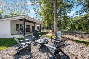 Terrace/patio - 4-bedroom Chalet Overlooking Pickwick Landing Golf Course (Counce)
