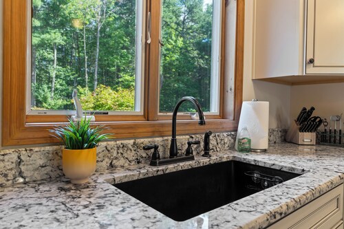 Close to Cranmore & Attitash!! Private & Spacious Family Home sleeps 8!