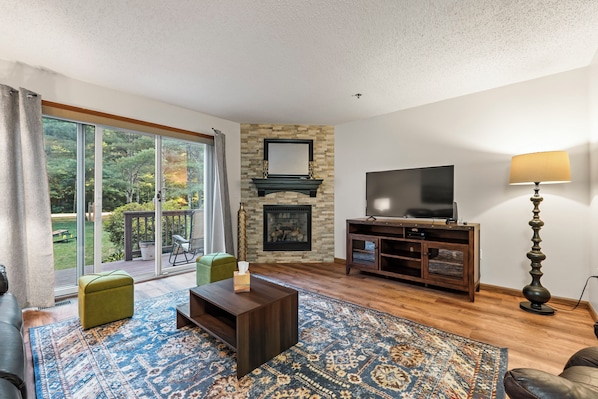 Smart TV, fireplace