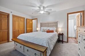 3 soverom, skrivebord, strykejern/-brett og reiseseng for barn