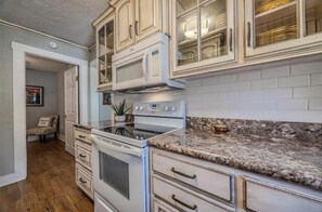 冰箱、微波炉、烤箱、炉灶