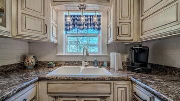 Kylskåp, mikrovågsugn, ugn och spishäll