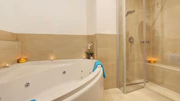 Regadera, tina de hidromasaje, secadora de cabello, toallas