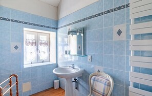 Shower, hair dryer - Cozy home in Frayssinet-le-Gélat (Frayssinet-le-Gélat)