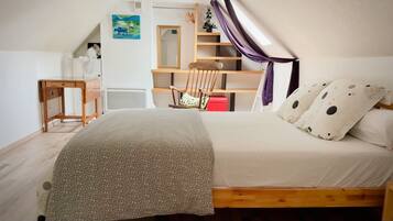 1 slaapkamer, een strijkplank/strijkijzer, reisbedje, internet